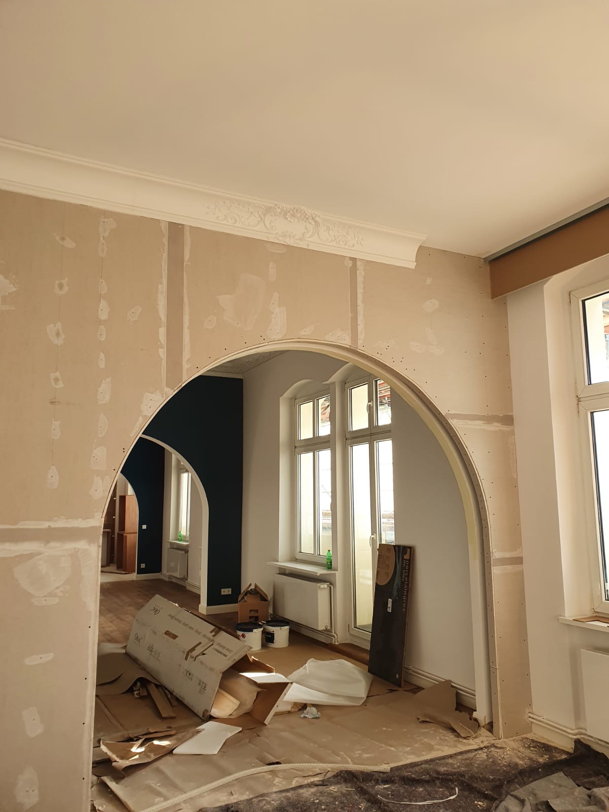Neu geformter Rundbogen aus Trockenbau während der Spachtelarbeiten
