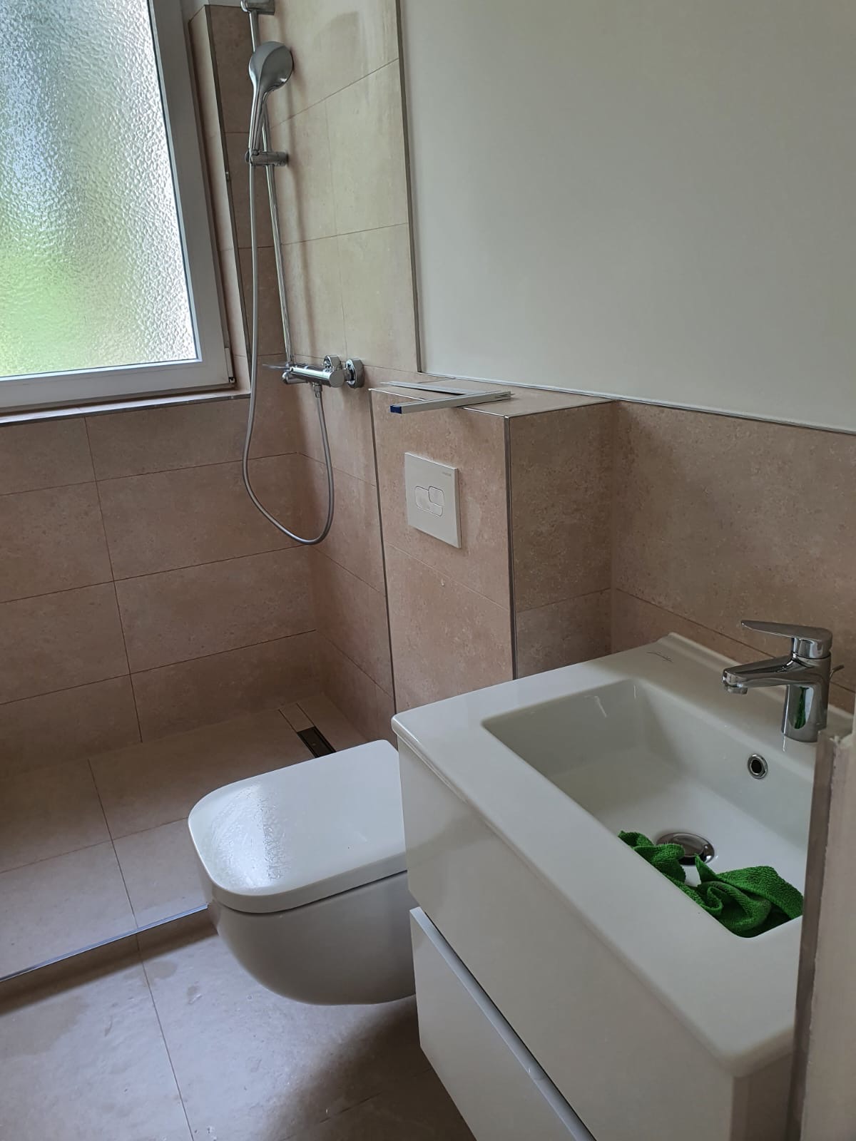 Fertiges modernes Badezimmer mit Walk-in-Dusche, WC und Waschtisch