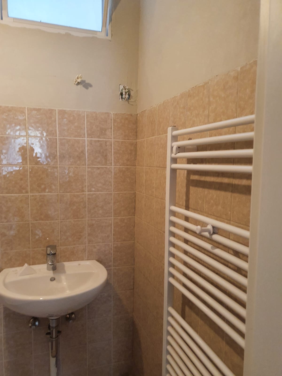 Kleines Badezimmer vor der Modernisierung mit beigefarbenen Fliesen