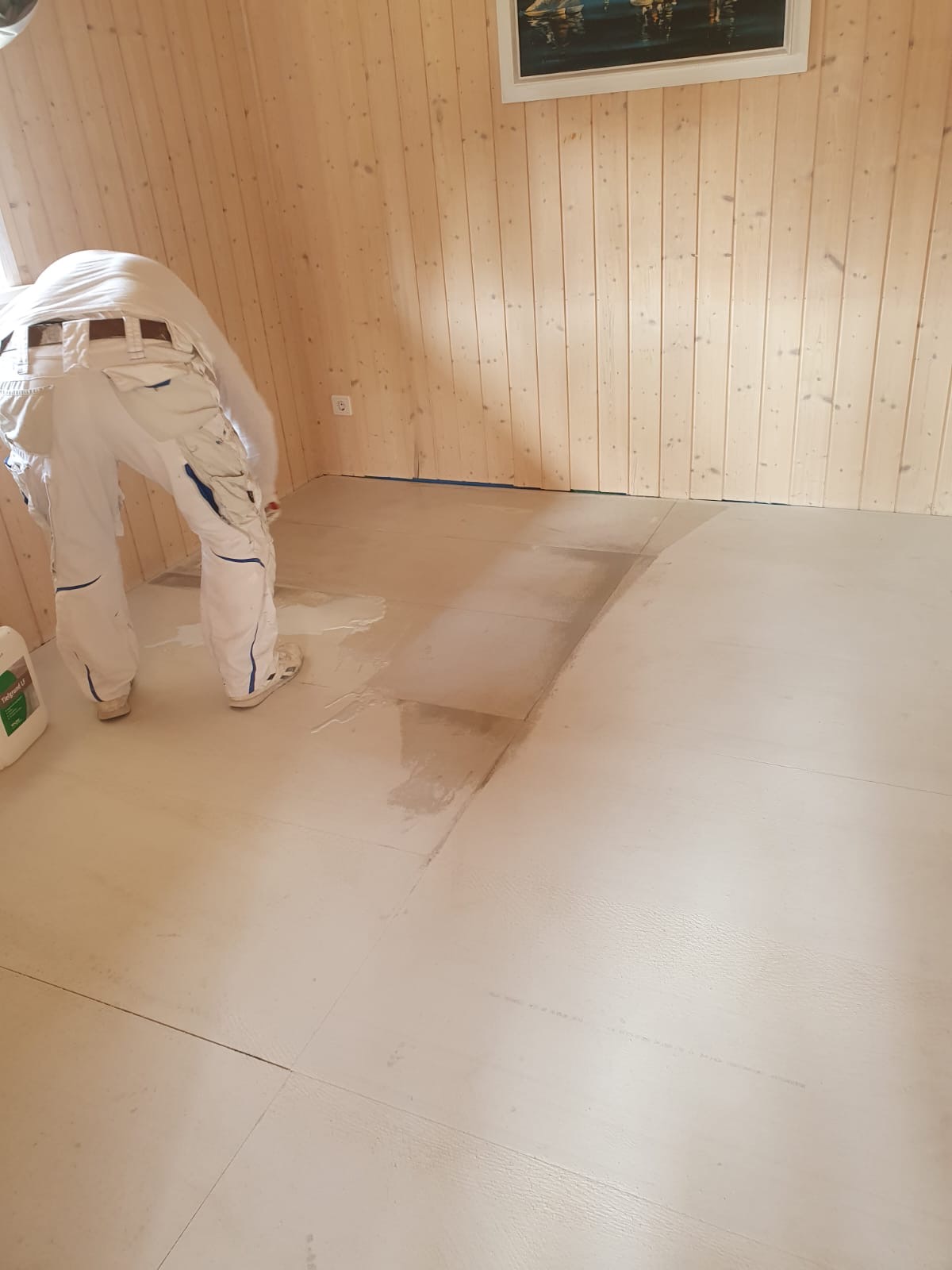Handwerker beim Grundieren und Vorbereiten des Bodens