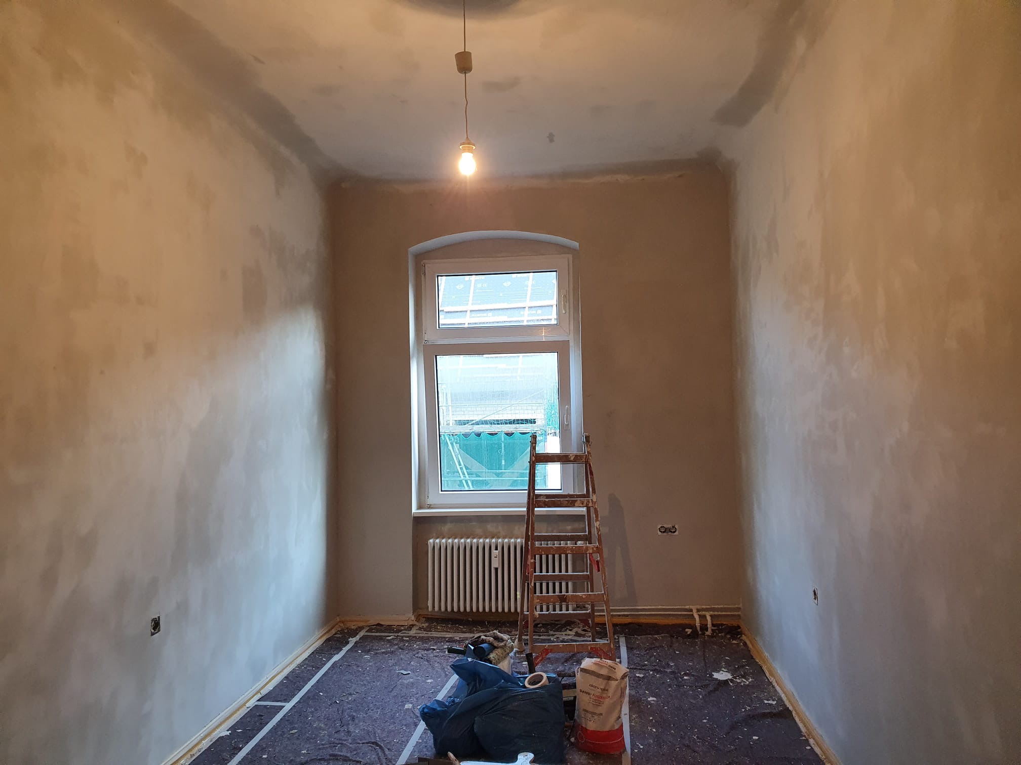 Altbauzimmer während der Wand- und Deckenarbeiten