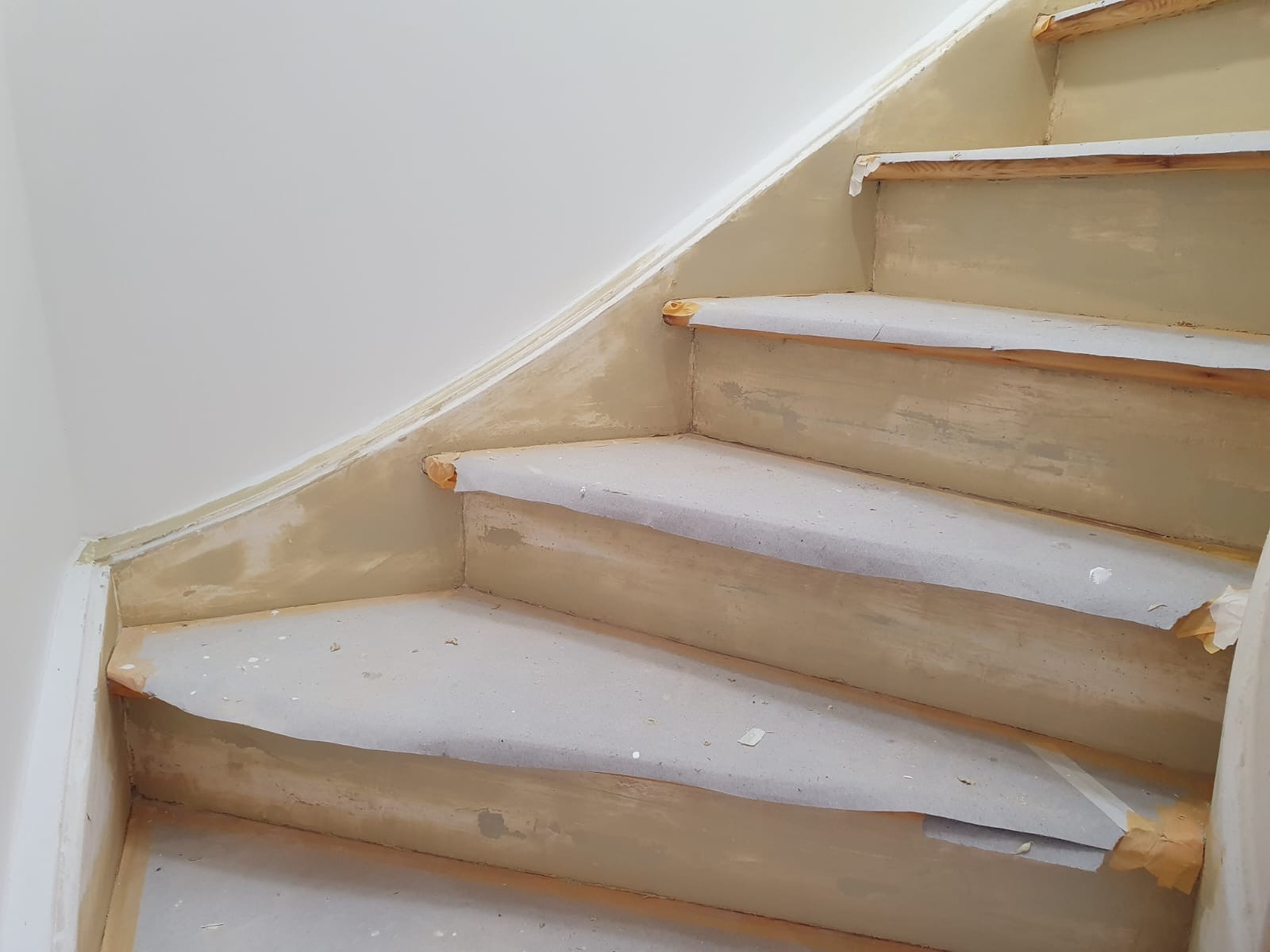Treppe während der Vorbereitung und Oberflächenarbeiten