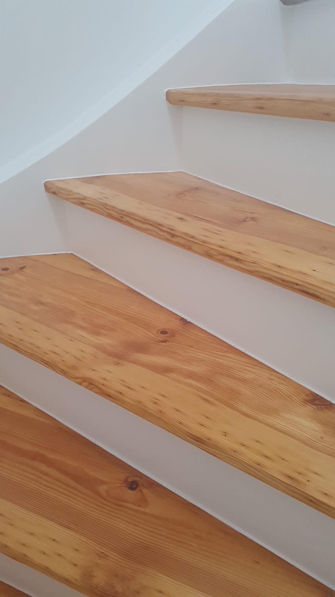 Detail der fertig aufgearbeiteten Holzstufen