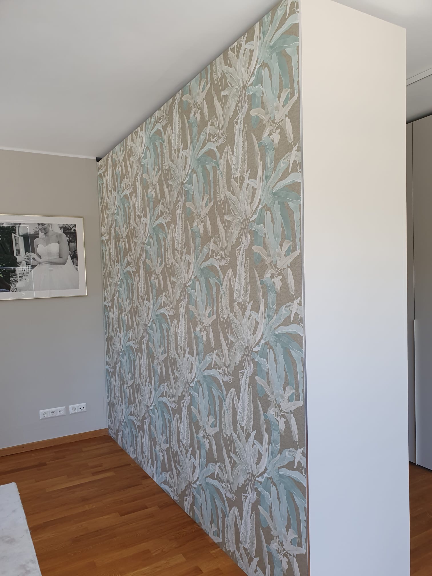 Fertig tapezierte Akzentwand mit Pflanzenmuster