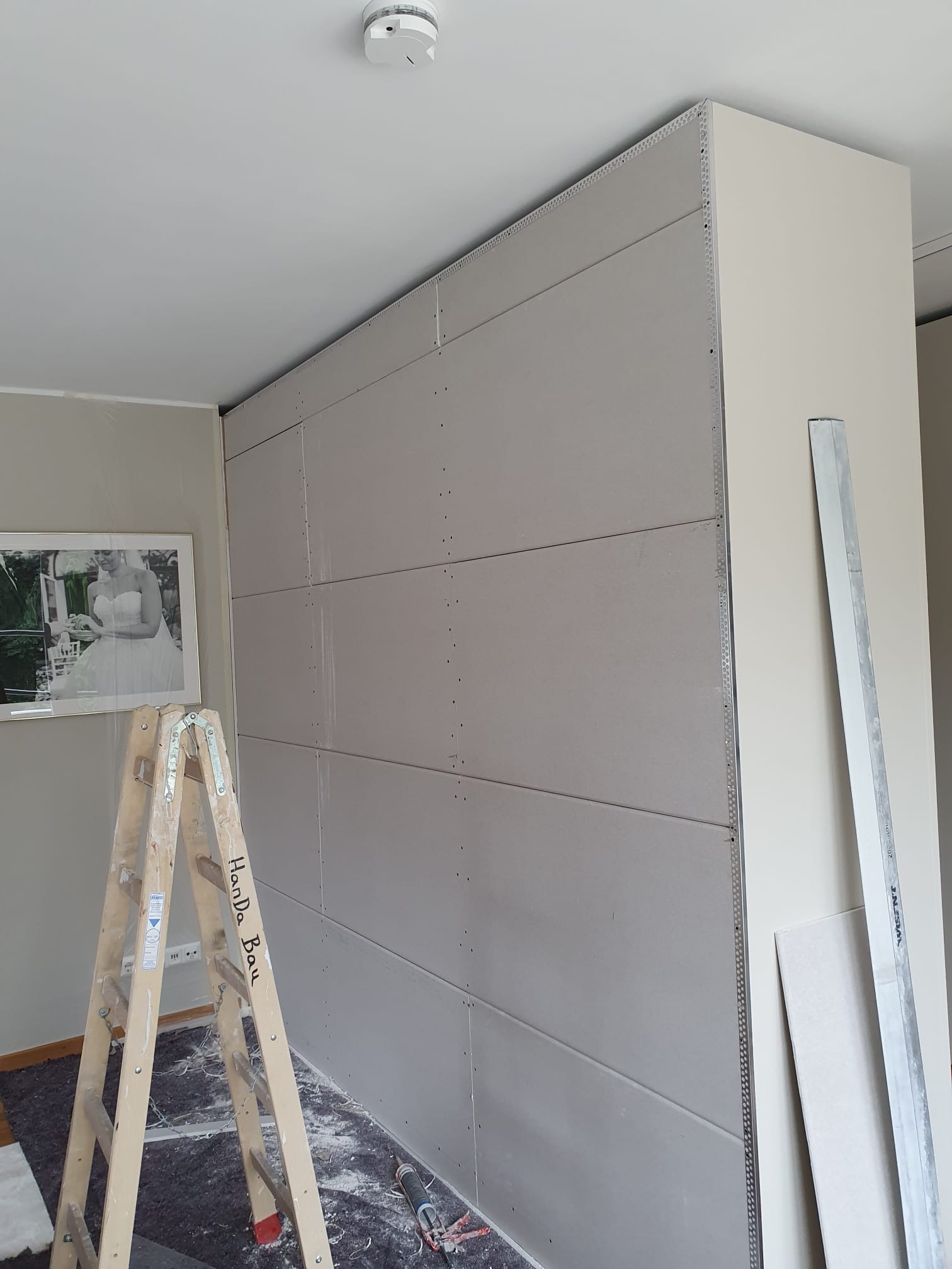 Trockenbauwand nach der Beplankung vor dem Verspachteln