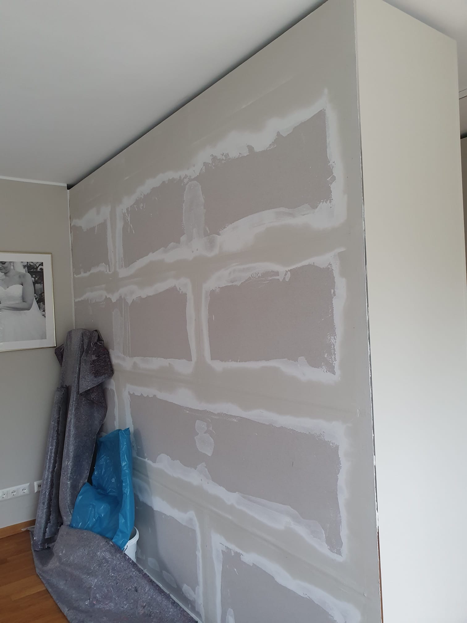 Verspachtelte Fugen einer Trockenbauwand