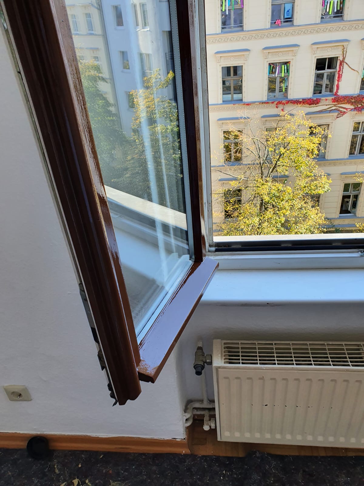 Fertig braun lackiertes Holzfenster