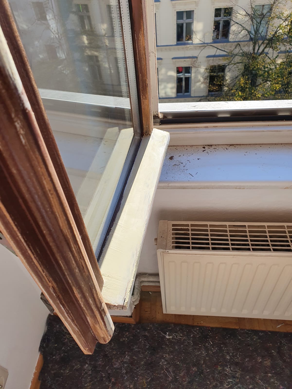 Holzfenster während der Vorbereitung und Grundierung